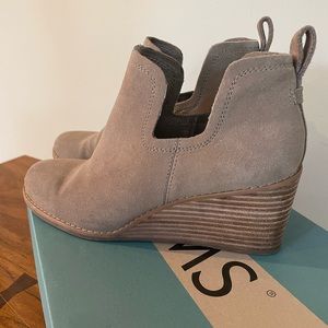 TOMS SUEDE KALLIE BOOTIE - taupe grey. Size 7.